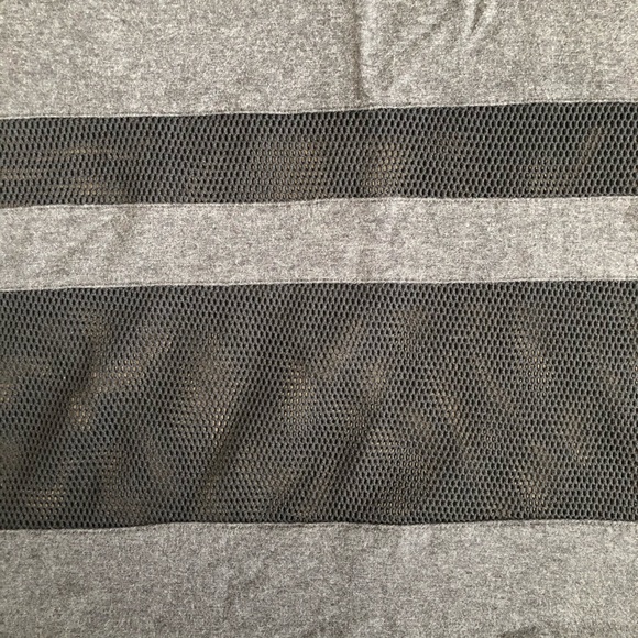 Like new Alo Yoga shirt - Picture 4 of 4